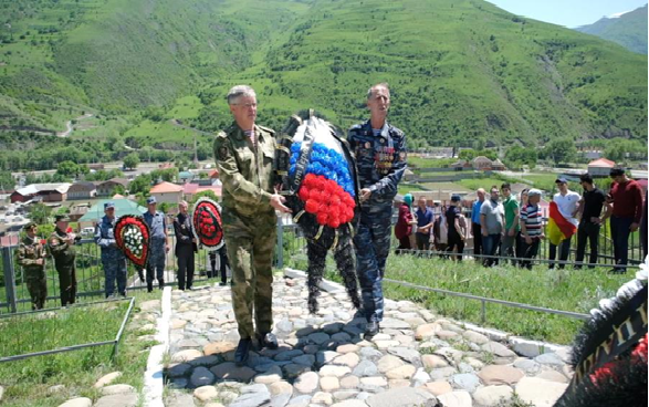 В Итум-Кали навестили братские могилы погибших солдат в годы ВОВ.